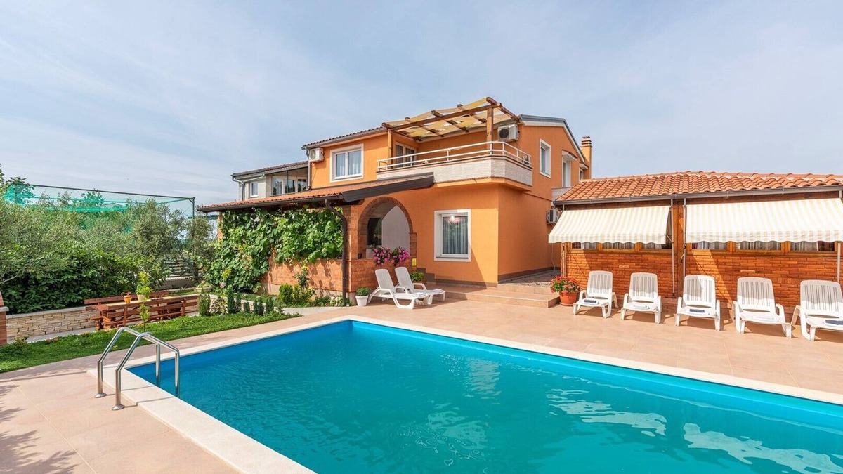 Strpacici Apartment | Villa Visnjan with Pool/Apartment No.1 on the First Floor with Balcony