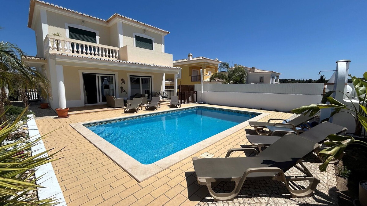 Chinicato Villa | Villa Vista do Montanha - A Beautiful 3-Bedroom Retreat near Lagos and the Beach