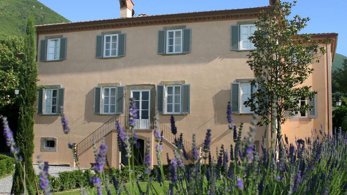 Vorno Villa | Villa Vorno, six bedroom Tuscan villa with private pool in Capannori Italy
