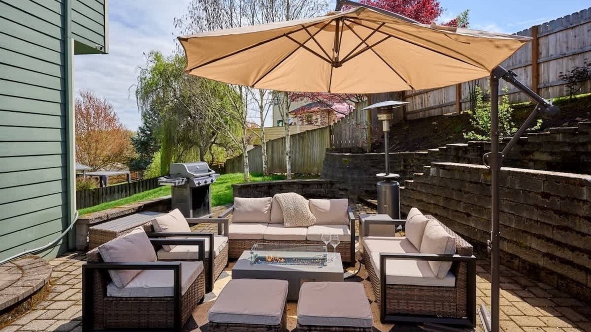 McMinnville House | Villa w Hot Tub Firepit Game Room and EV Charger!