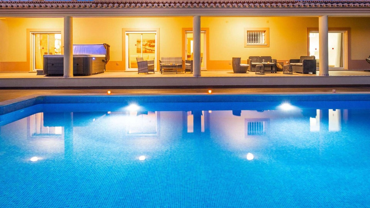 Lagoa e Carvoeiro Villa | Villa w/pool, jacuzzi, BBQ & stunning sea view