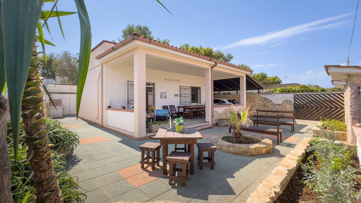 Torre Squillace Villa | Villa 'White Sand Private' with Private Garden, Wi-Fi and Air Conditioning