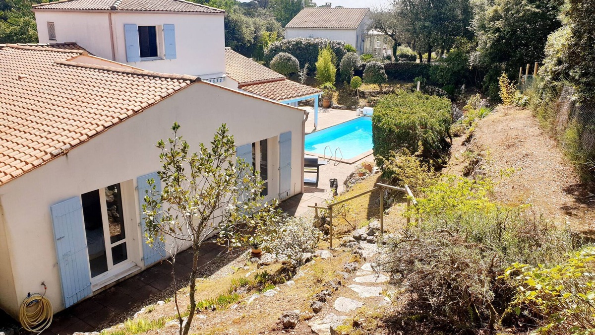 Saint-Georges-d'Oleron Villa | Villa with pool and exotic garden near the beach