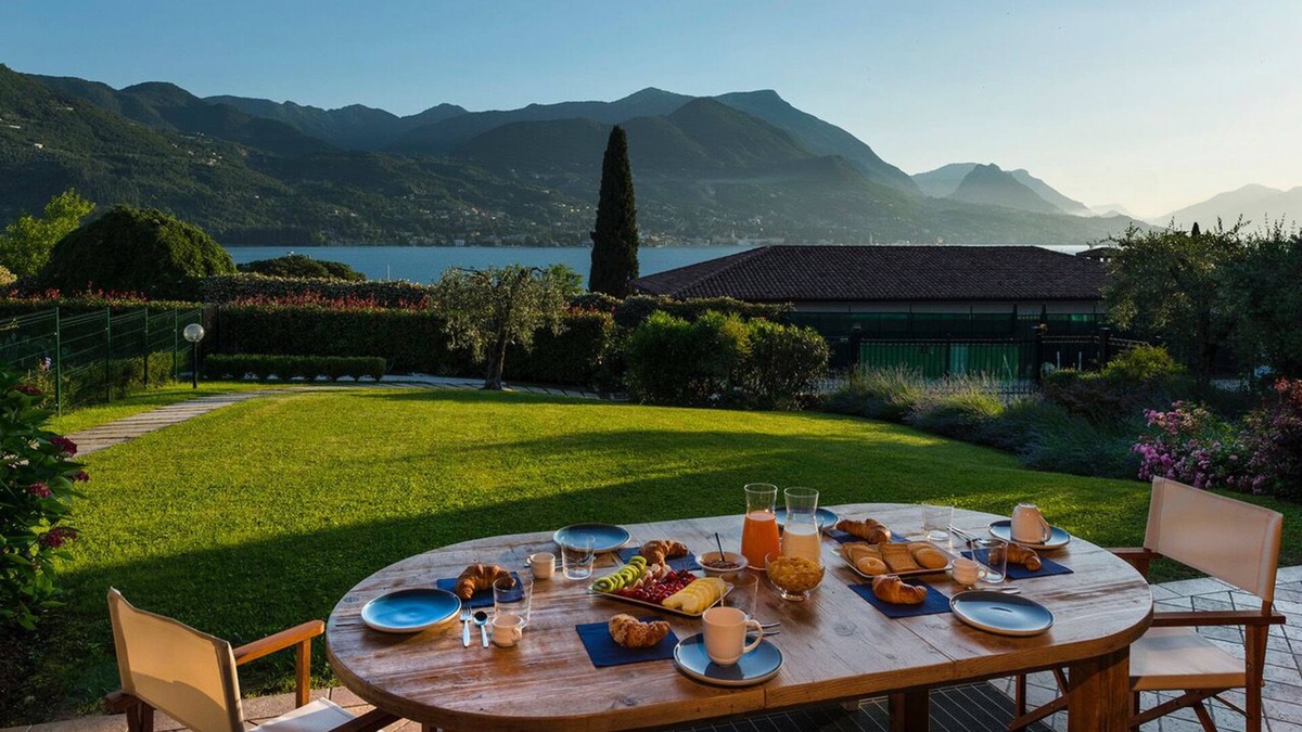 Portese Villa | Villa with Jacuzzi in the garden 100 meters from the lake ideal for families
