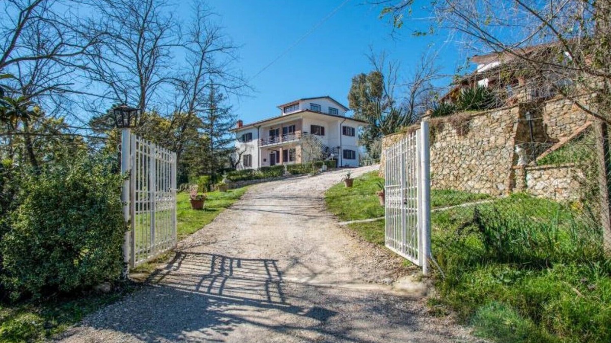 Fauglia House | Villa with 2 spacious apartments for 2 x 7 people and swimming pool near Pisa and the sea