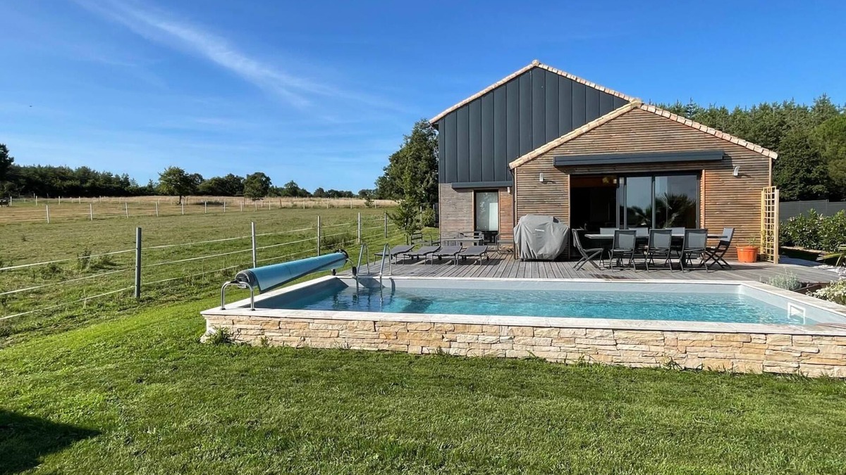 Villeneuve-en-Retz Villa | villa with 4 bedrooms, 2 bathrooms and private swimming pool