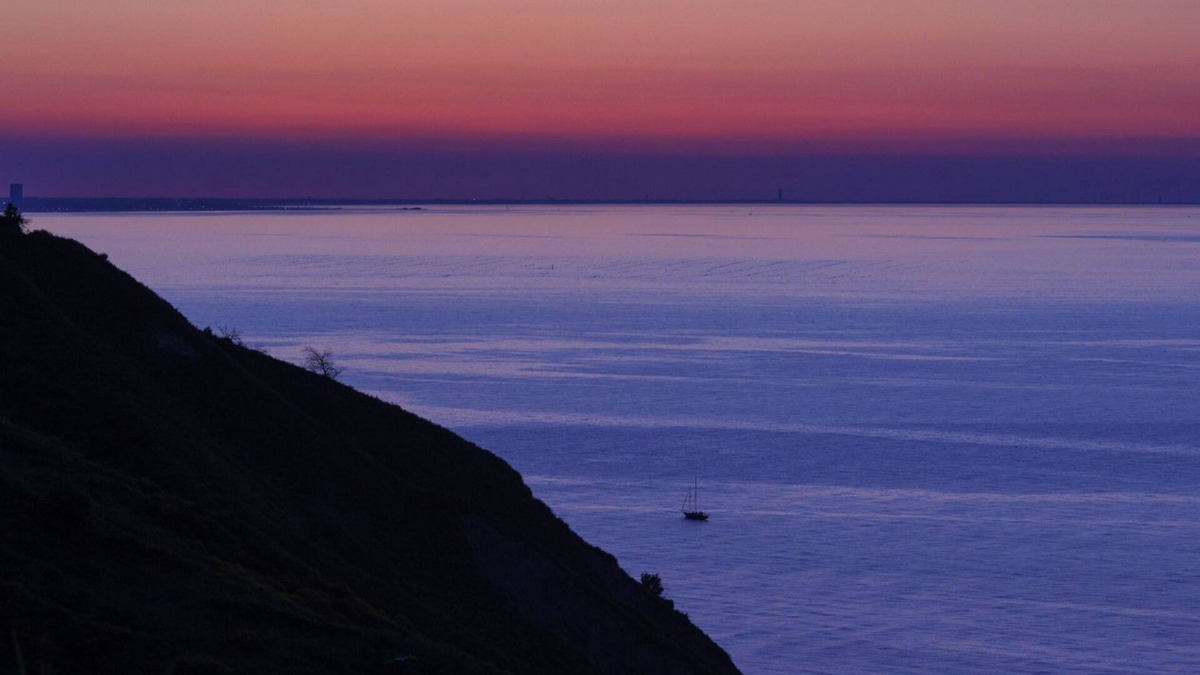 Castel di Mezzo Villa | Villa with a pool, sunrise, and sunset over the sea