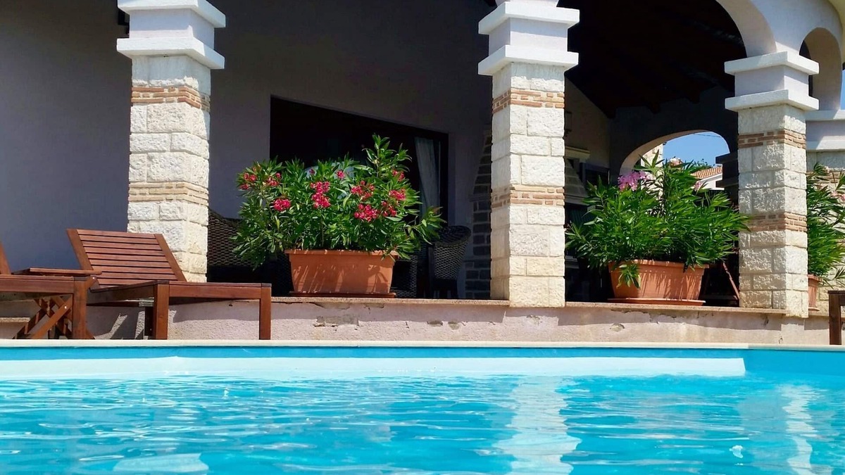 Zbandaj Villa | Villa With A Pool In Tranquil Edge Of Village Setting