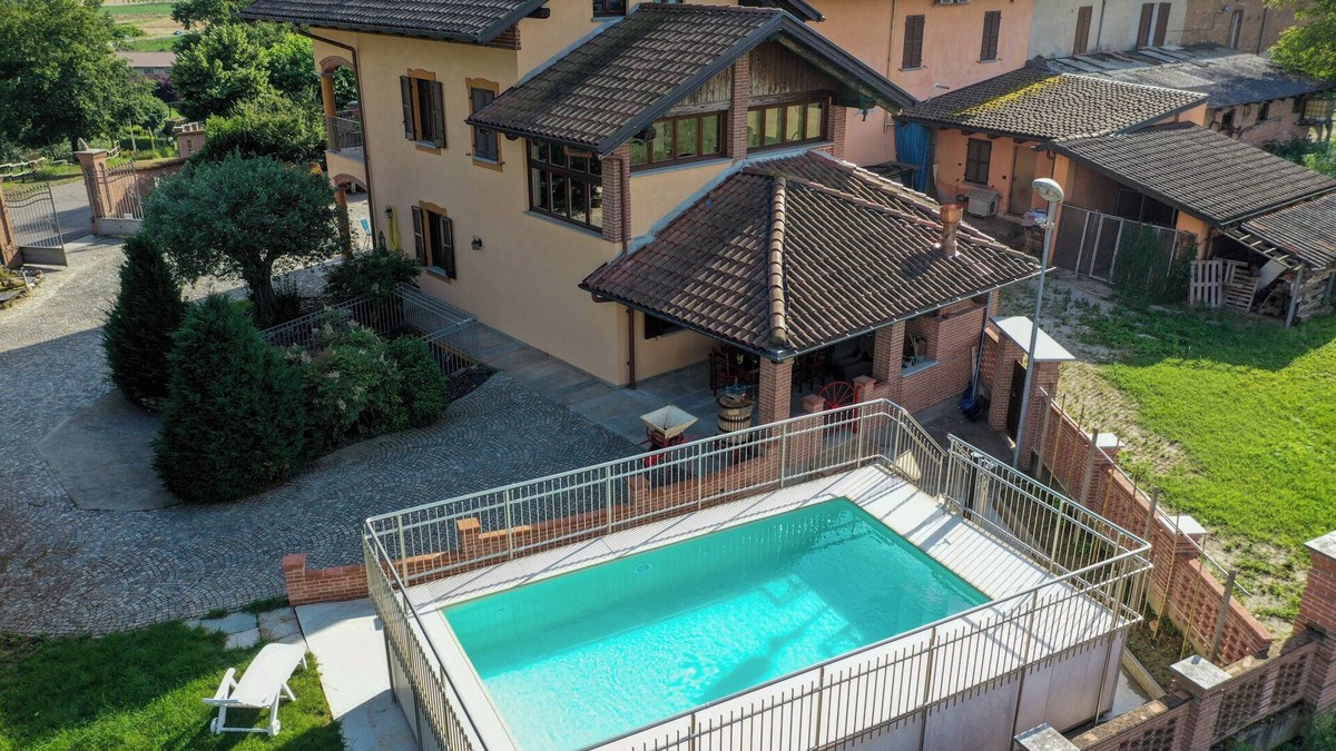 San Damiano dʼAsti Villa | VILLA WITH A VIEW - PRIVATE POOL AND BARBECUE