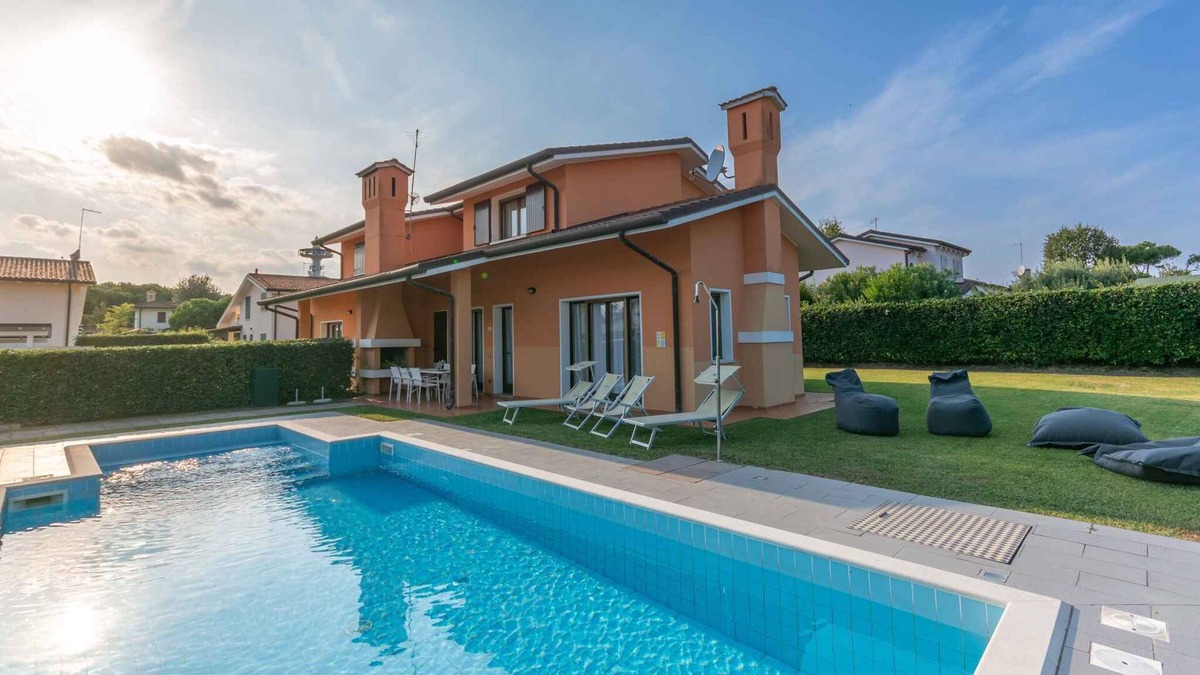 Isola Albarella Villa | Villa with air conditioning, garden and pool