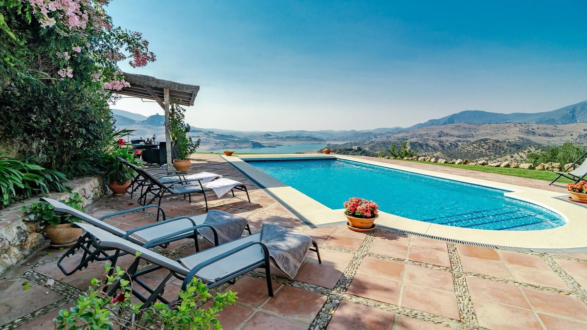 El Gastor Villa | Villa with breathtaking views over Lake Zahara