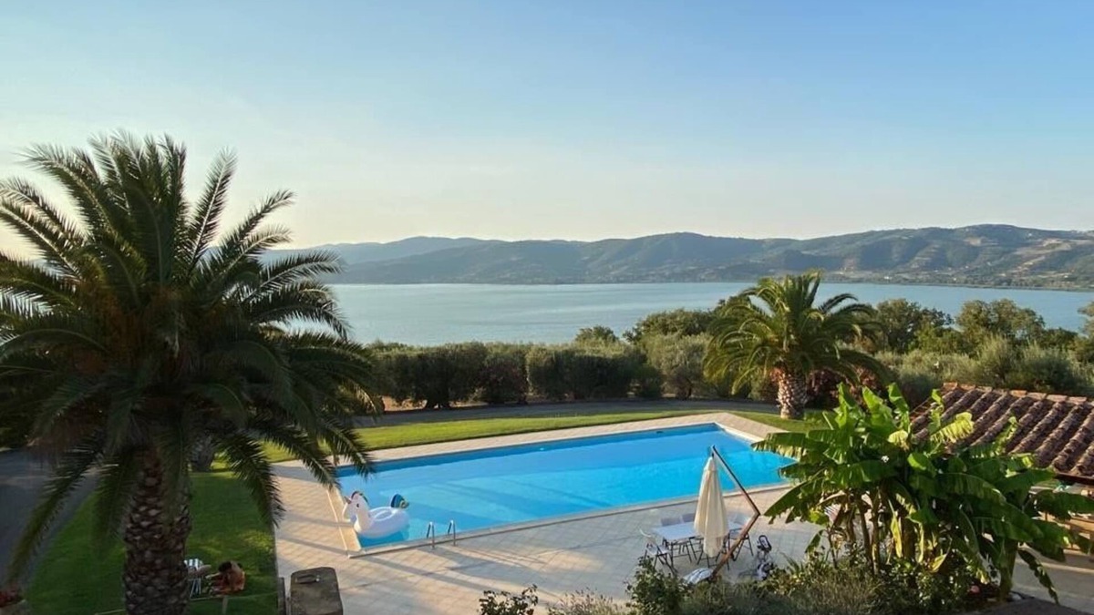 Montecolognola Villa | Villa with fantastic lake views and large pool near Tuscany