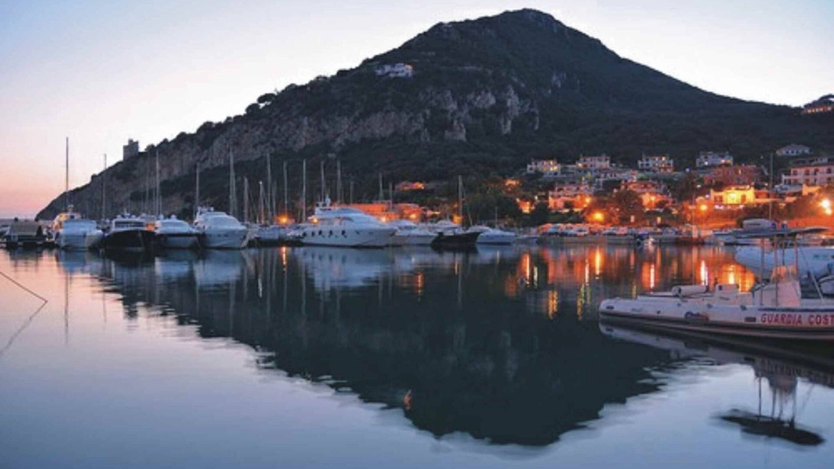 Colonia Elena Villa | Villa With Garden Consisting of 3 Floors With 6 Bedrooms and 5 Bathrooms