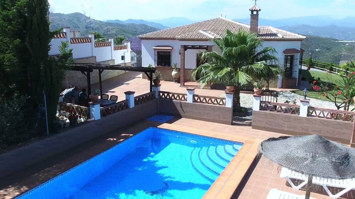 Iznate Villa | Villa with garden, swimming pool, Air Conditioning, WIFI, beautiful views.