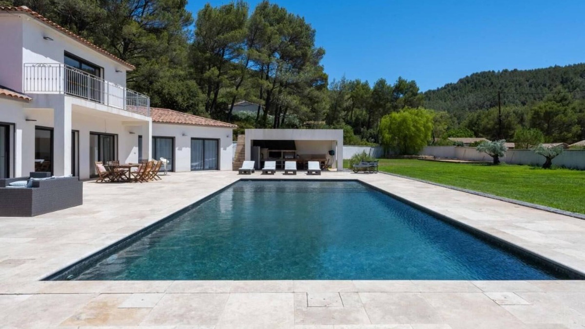 Cuges-les-Pins Villa | Villa with heated swimming pool, spa, gym and cinema