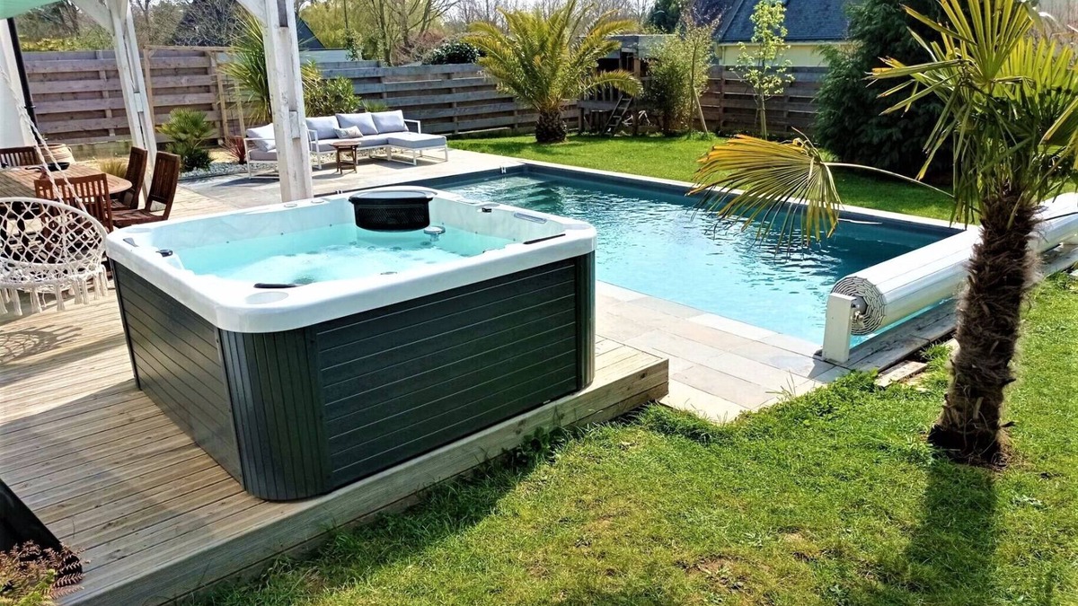Kervignac Villa | Villa with heated pool and spa 10 minutes from the beach