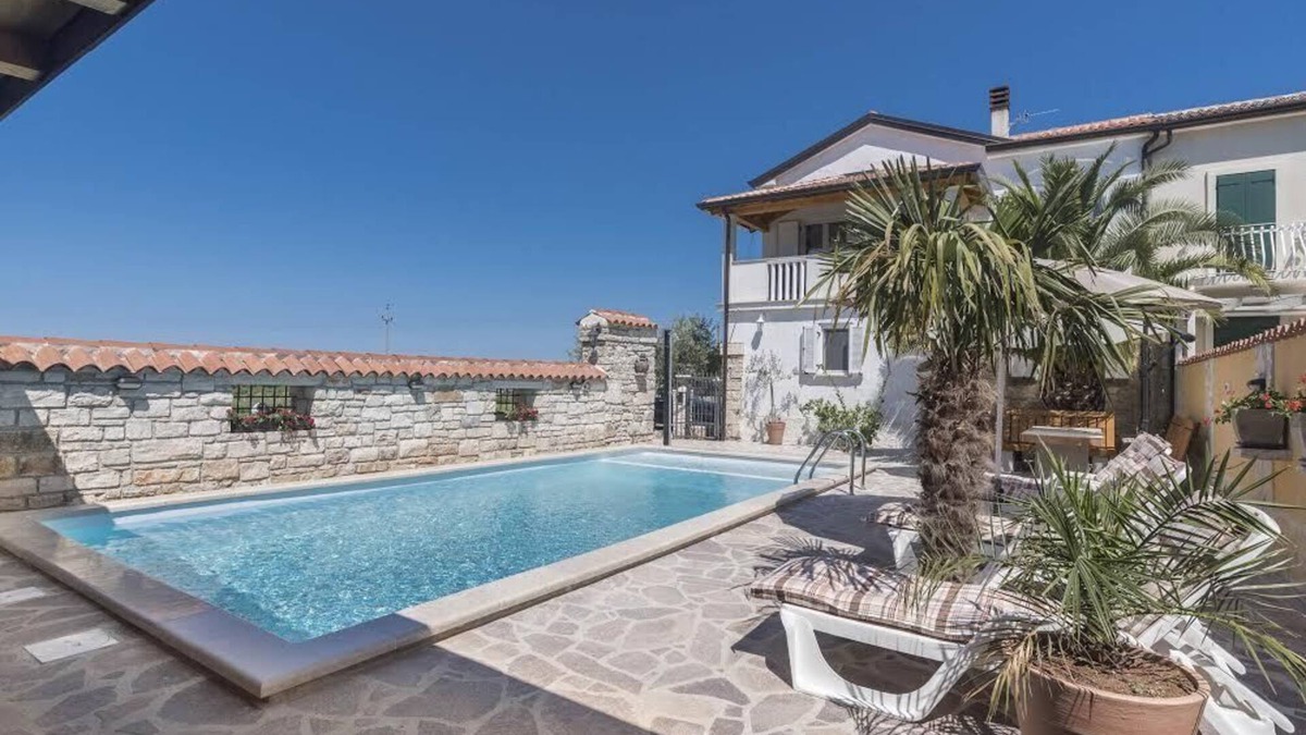 Savudrija Villa | Villa with heated pool on the edge of an olive grove overlooking the sea
