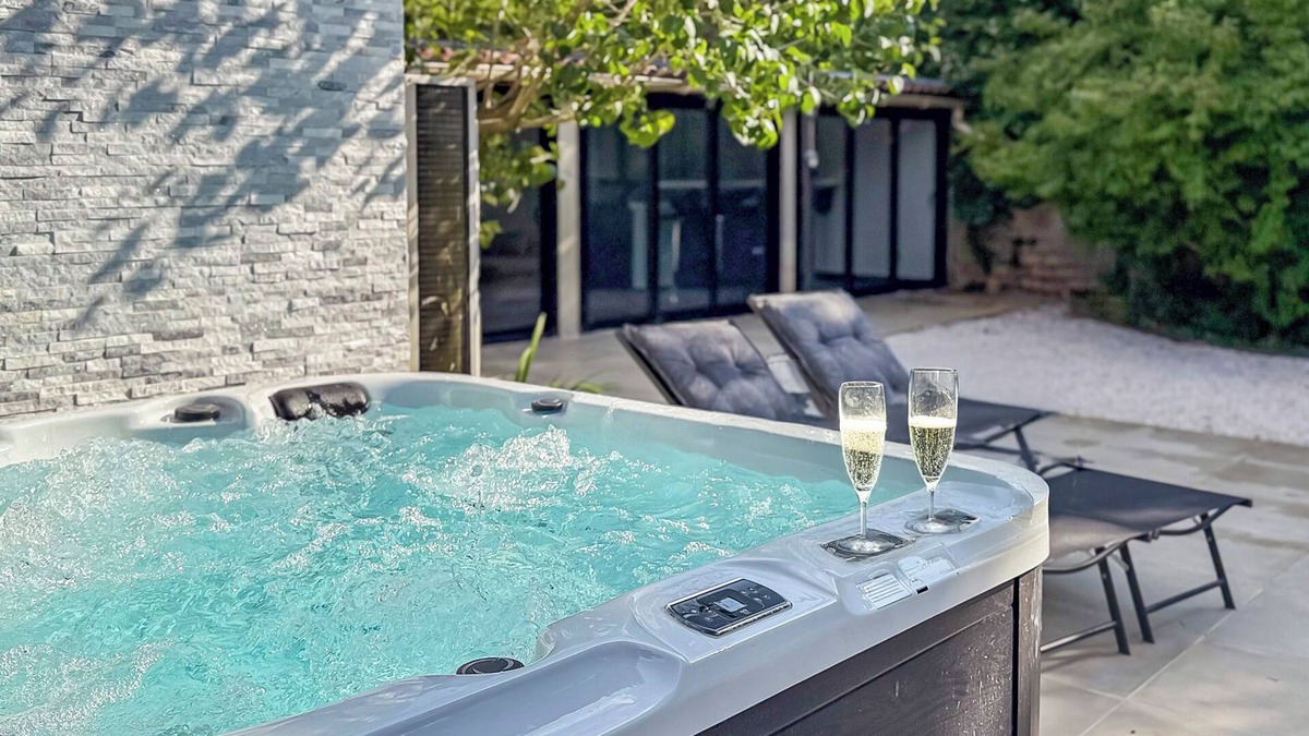 Triel-sur-Seine Villa | Villa with jacuzzi, sauna, billiard, arcade & cinema just outside Paris.