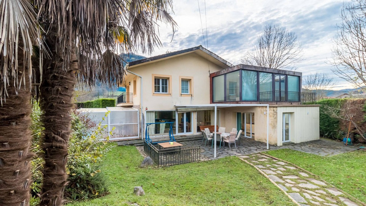 Valle de Ruesga Villa | Villa with Mountain View, Private Terrace and Air Conditioning