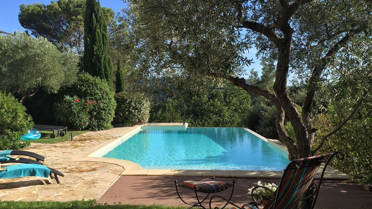 Malemort-du-Comtat House | Villa with outdoor kitchen with pizza oven and large heated pool.