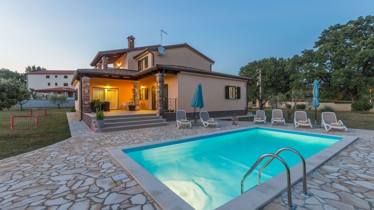 Susnjici Villa | Villa with pool, 6 persons, large garden with barbecue. Dogs are welcome!