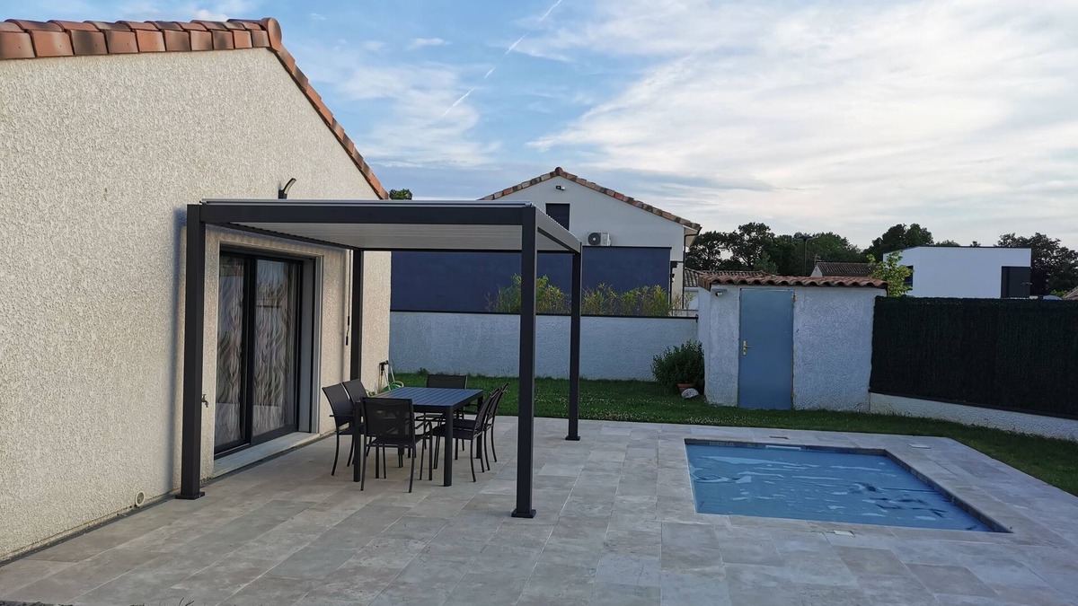 Villate House | Villa with pool and large travertine terrace