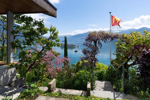 Faulensee Apartment | Villa with pool, garden & direct at lake