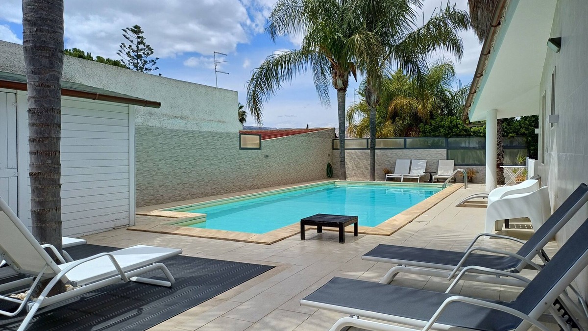 Fontane Bianche Villa | Villa with pool sleeps 12 3 Bathrooms - Air conditioning WiFi free