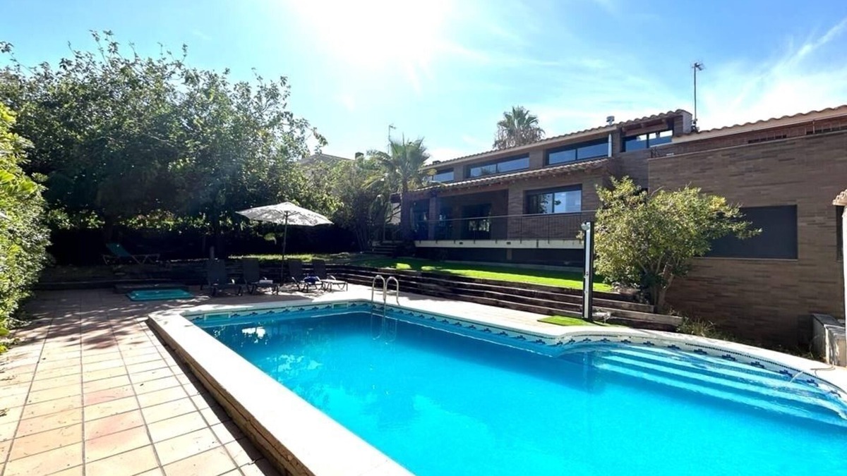 El Roc de Sant Gaieta Ski Chalet | Villa with pool, parking and wifi next to Roc de Sant Gaieta with sea views.