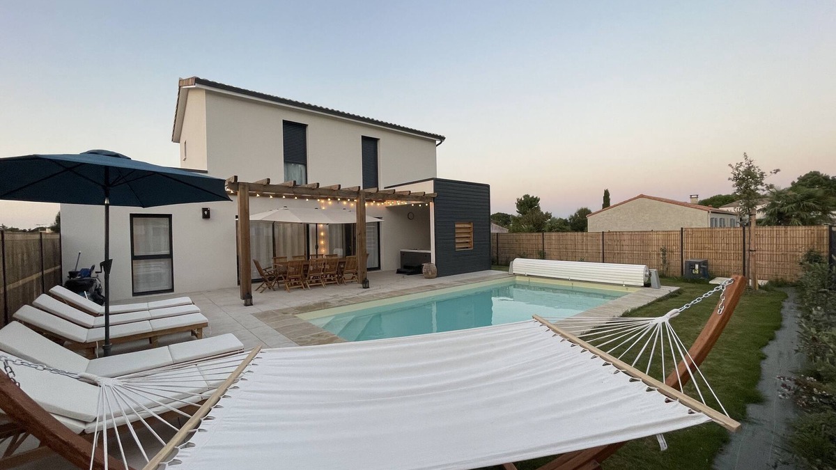 Saint-Augustin Villa | Villa with private pool and Jacuzzi on a residence with tennis