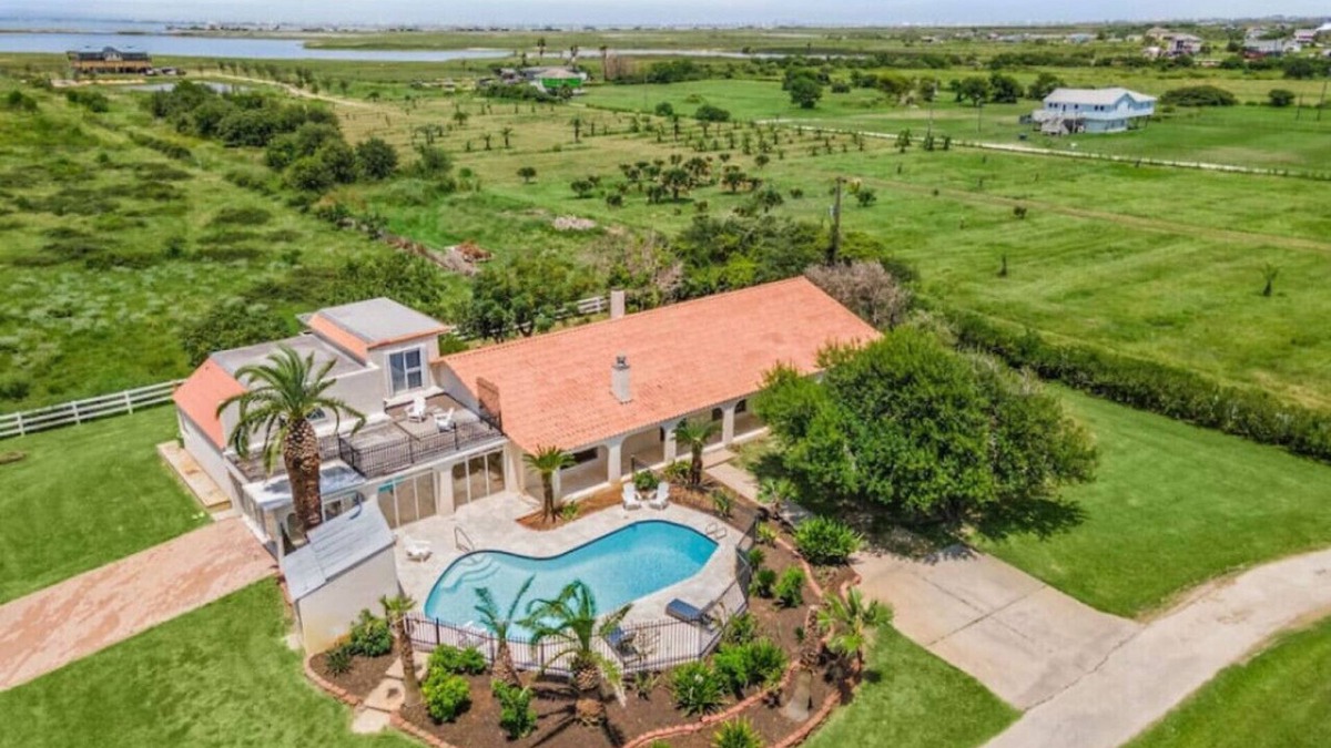 Galveston House | Villa with Private Pool, Game Room & 5+ Acres