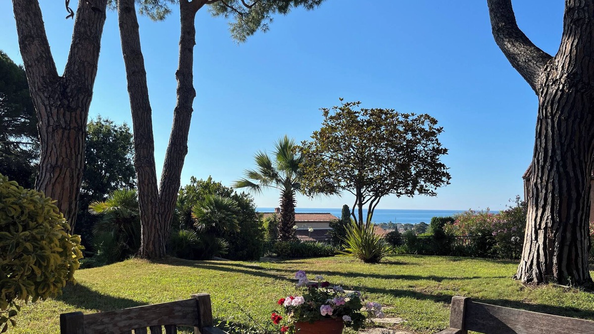 Bastide Giraud House | Villa with sea view, swimming pool, tennis in a charming family estate! :)