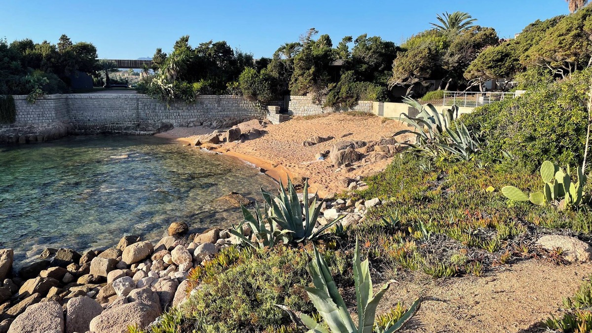 Isolella Villa | Villa with seafront garden, rare location