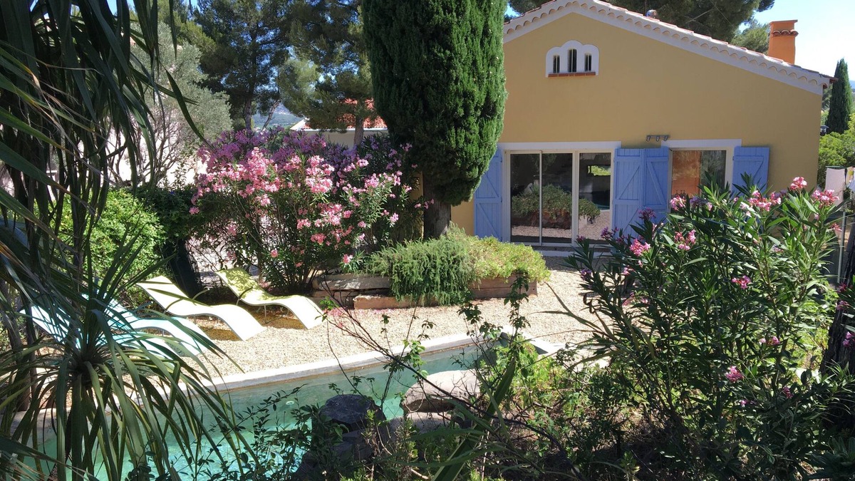 La Madrague Villa | Villa with swimming pool 500 m from the Grande Plage des Lecques. Large landscaped garden
