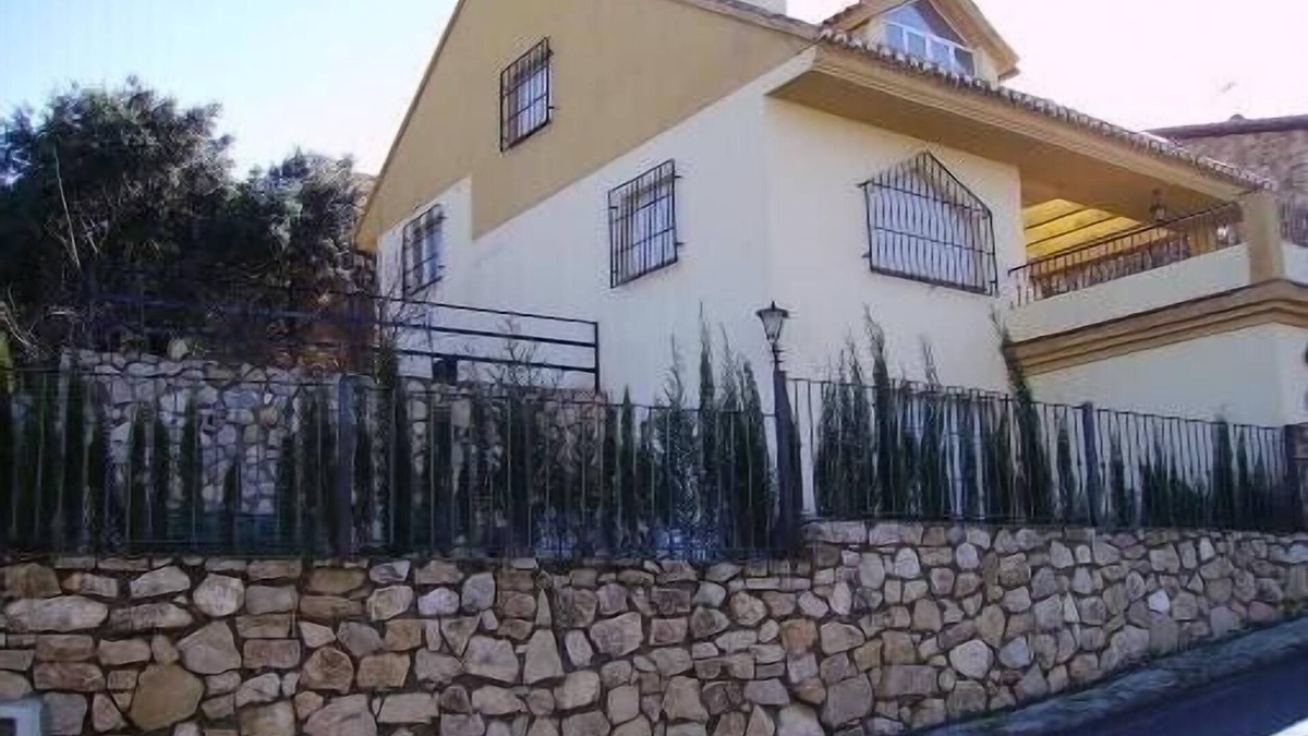 Dudar Villa | Villa with swimming pool near the wonderful city of alhambra, granada