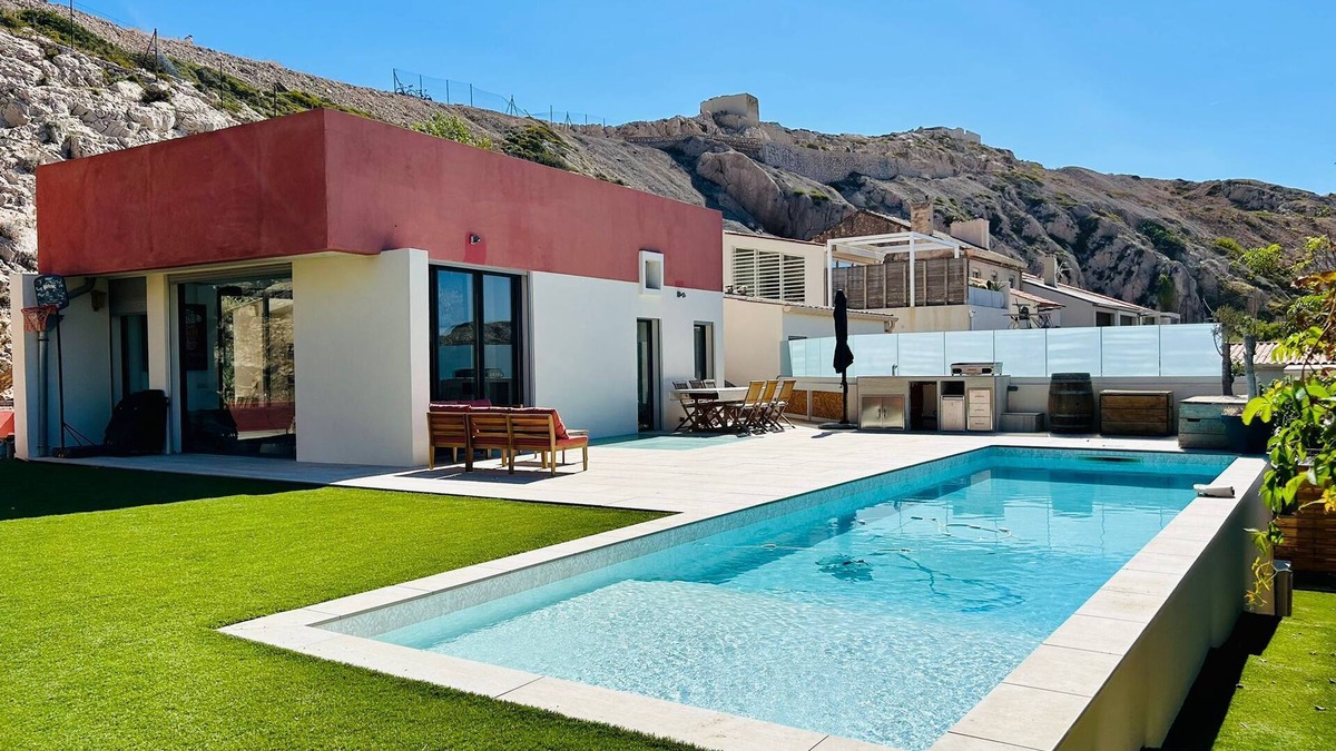 8th Arrondissement Villa | Villa with swimming pool at Les Goudes in the calanques!