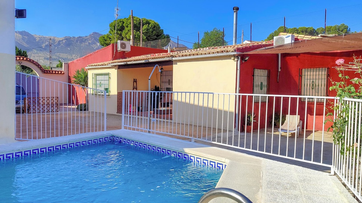 Jodar Ski Chalet | Villa with swimming pool near Úbeda, Baeza and Jaén.