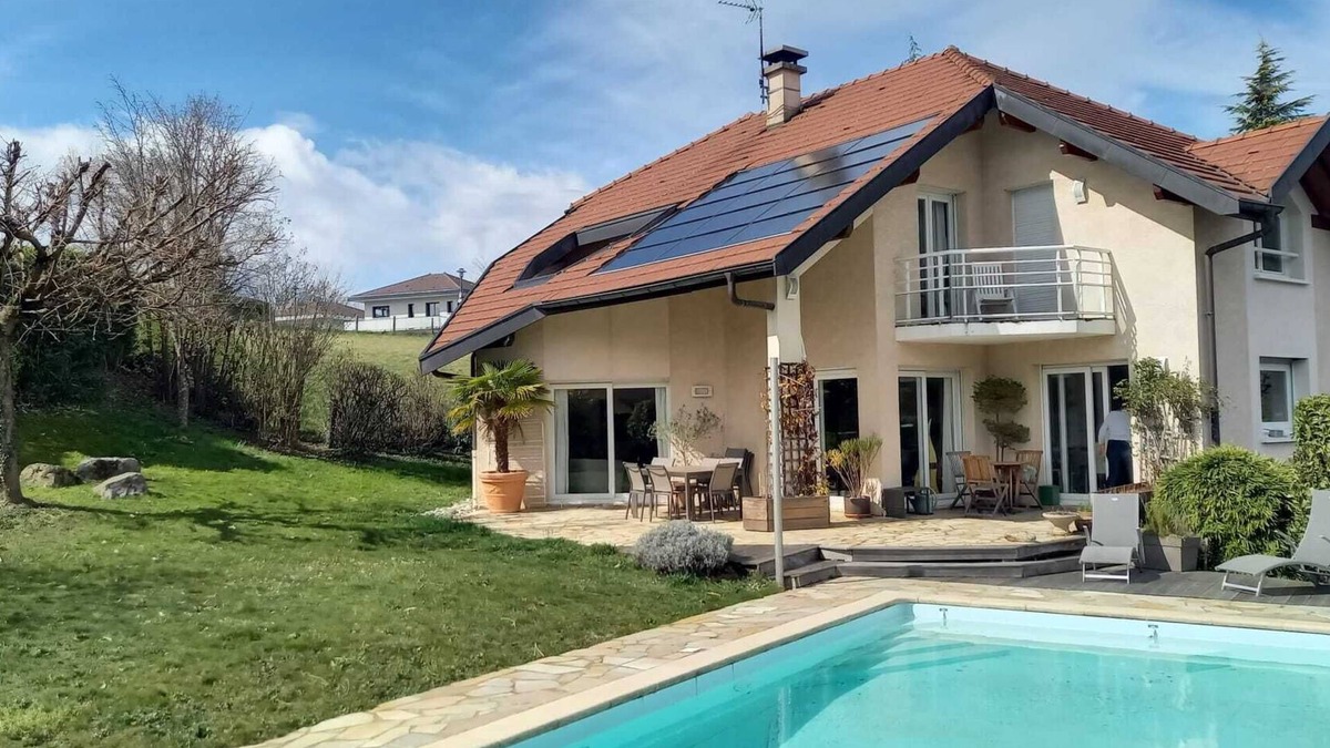 Annecy-le-Vieux Villa | Villa with swimming pool, south-facing enclosed garden and beautiful mountain view