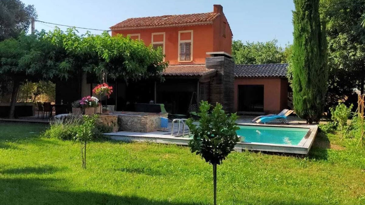 Toulon Villa | Villa with swimming pool, town center at 5', beaches at 10'.