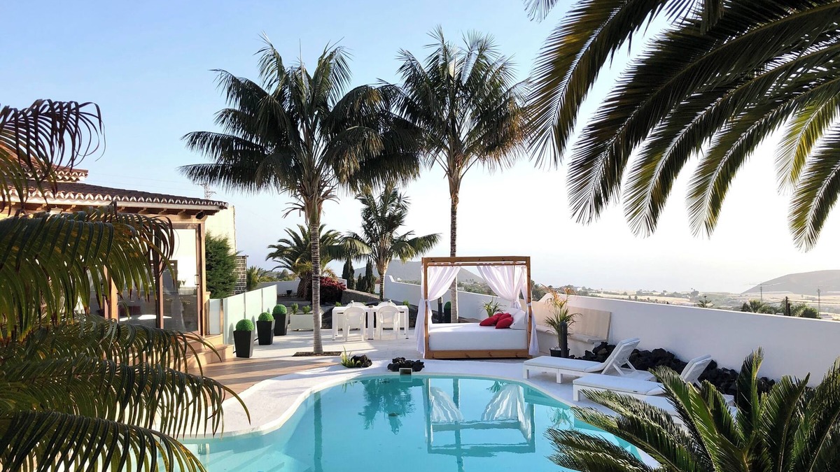 Tajuya Villa | Villa with three bedrooms and two bathrooms with three independent living rooms.