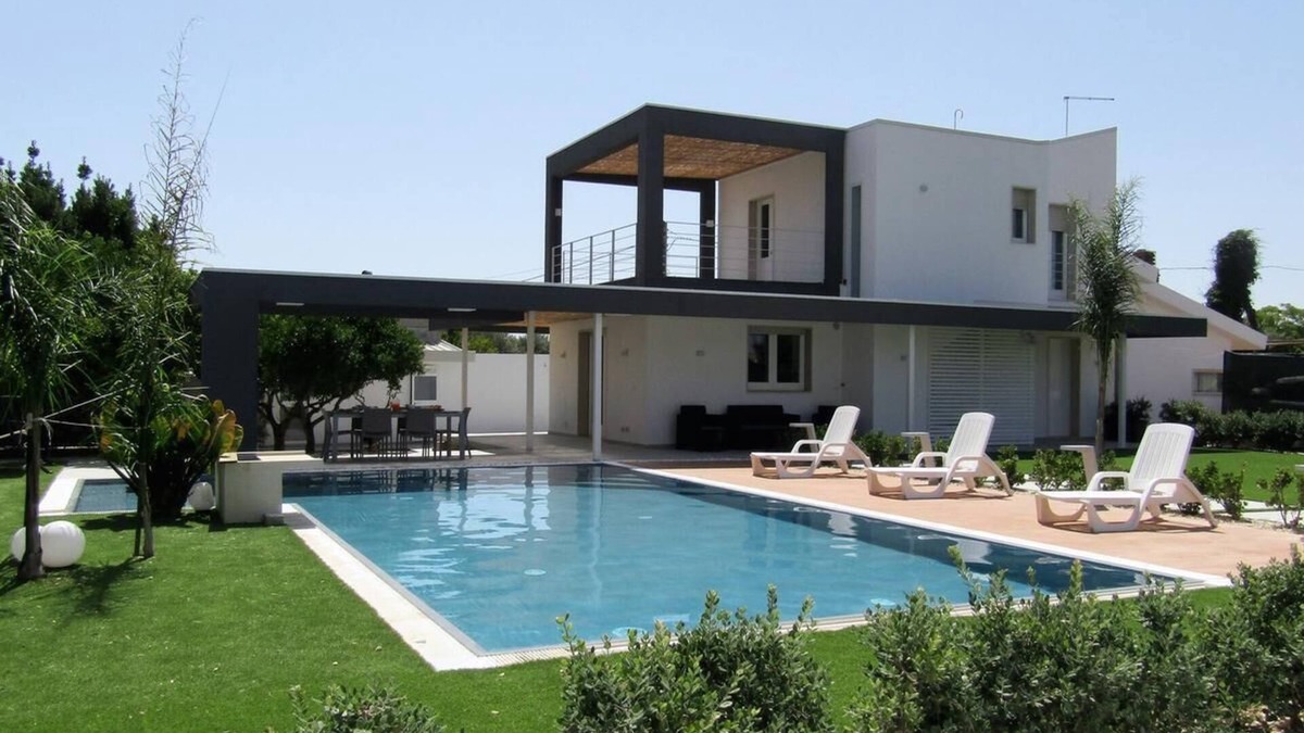 Comiso Villa | Villa Zoe surrounded by greenery with swimming pool