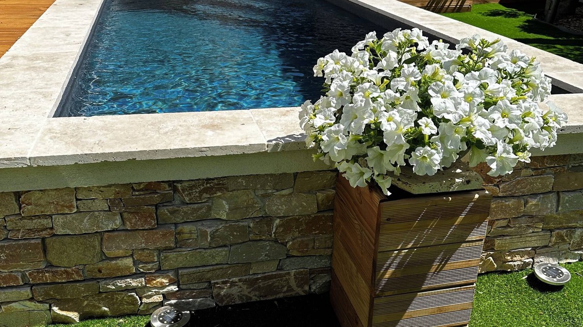 Malaucene Apartment | Village center apartment with pool, garden and bike/motorcycle room wifi