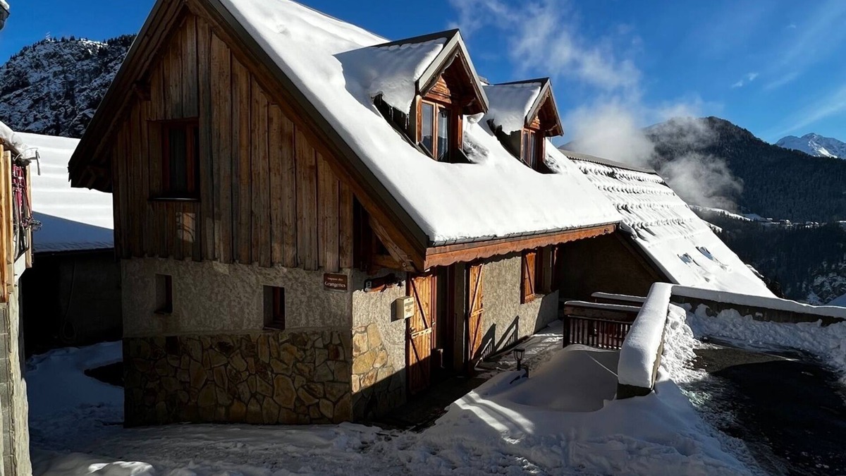 Huez-en-Oisans Ski Chalet | Village chalet with sauna 200 m from the slopes in the heart of Huez
