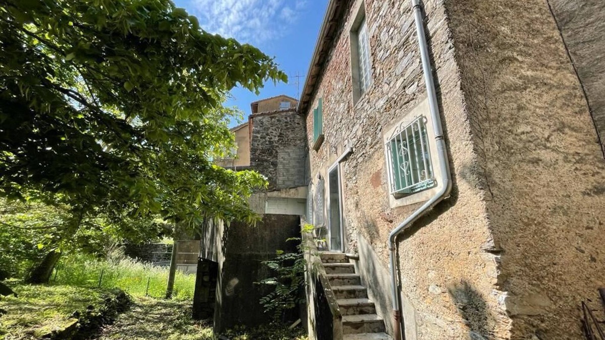 Brusque House | Village house and meadow in South Aveyron near river and lake