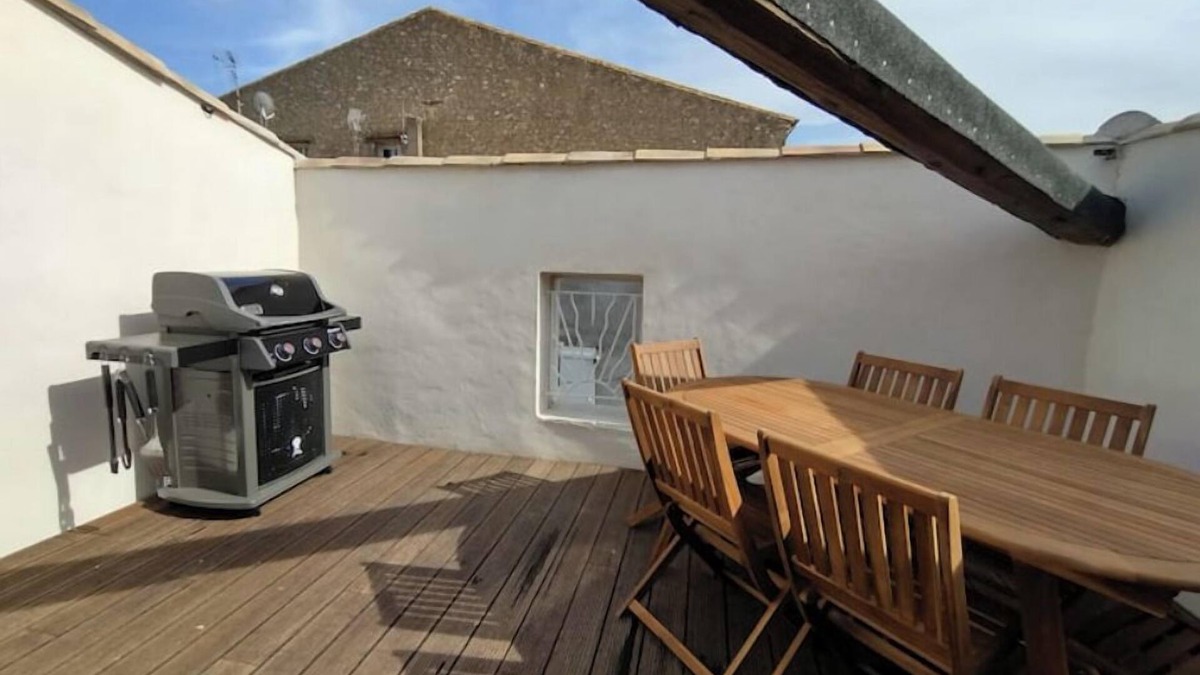 Lespignan House | Village house with tropezian terrace close to beaches