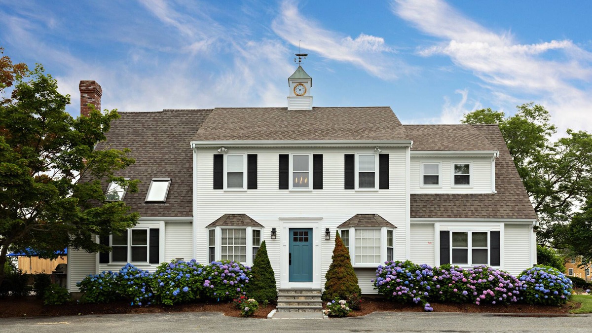Dennis House | Village Luxury- Mayflower Beach Private Parking- Sleeps 18