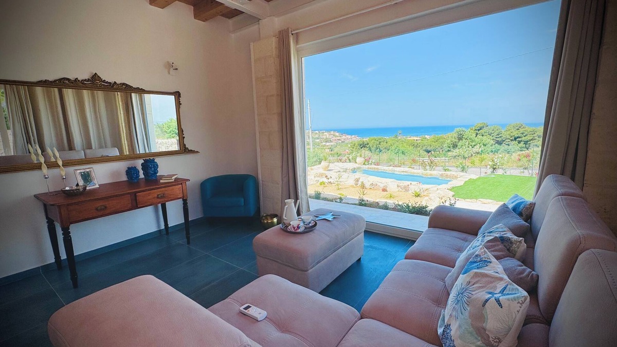 Cava dʼAliga Villa | Villetta Il Maso in Cava d'Aliga a minute's drive from the sea. Private pool