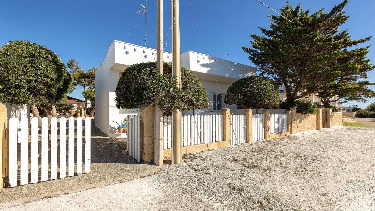 Posto Rosso House | Villetta White by BarbarHouse