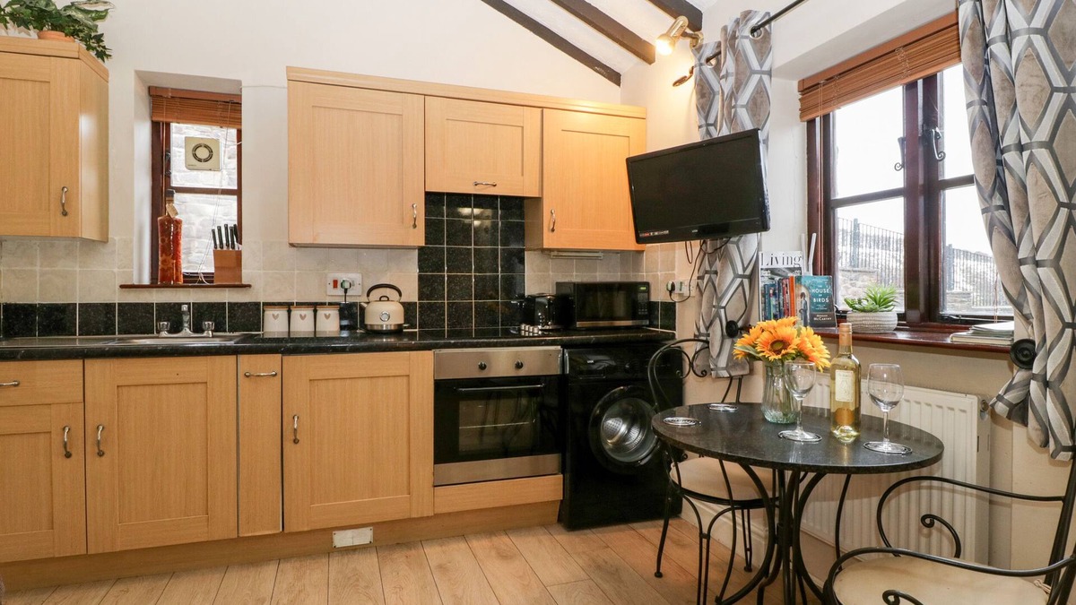Llanwenarth Cottage | VINE COTTAGE, pet friendly, character holiday cottage in Abergavenny