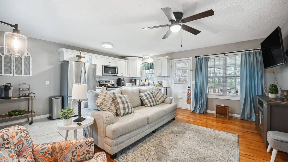 Vine Grove House | Vine Grove Home w/Deck, 4 Mi to Saunders Springs!